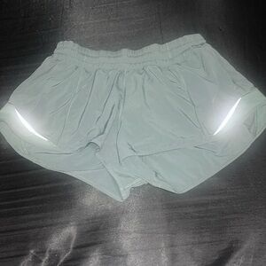 Lululemon hotty hot size 10 2.5in